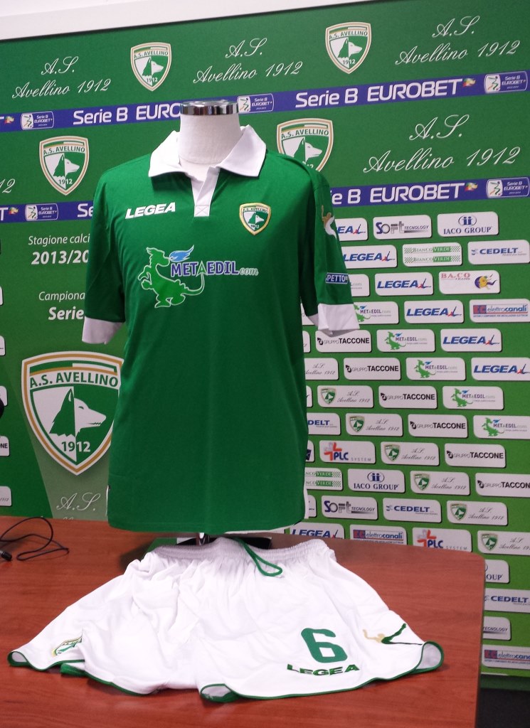 Sport www.cinquerighe Calcio Avellino Bianco e Verde vintage per la nuova divisa del lupo